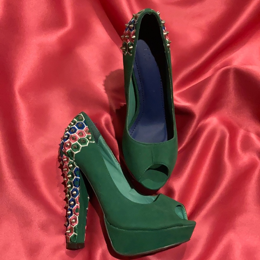 Sexy green suede peep toe heels with spikes! 💕💚💕